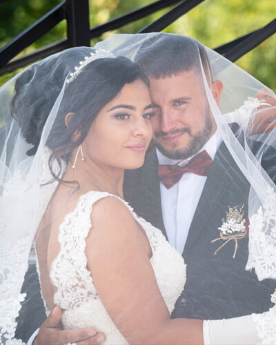 портретна снимка на младоженци от сватбена фотосесия в Хасково от Мирчев Студио