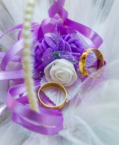 снимка на сватбени халки на младоженци от сватбата им