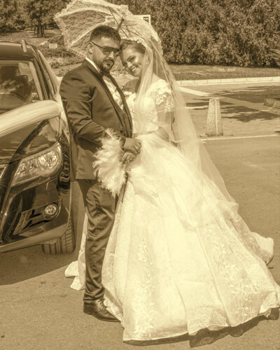 черно-бяла снимка на младоженци от фотосесията им в парка