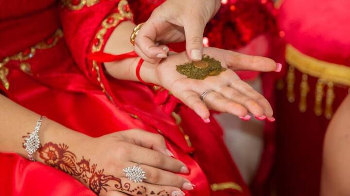 Поставяне на къна на ръката на булката