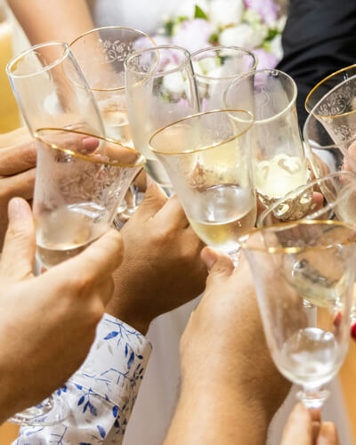 групова снимка на гости допрели чашите си в наздравица