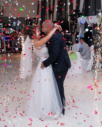 танцуващи маладоженци на първия им сватбен танц на тържество