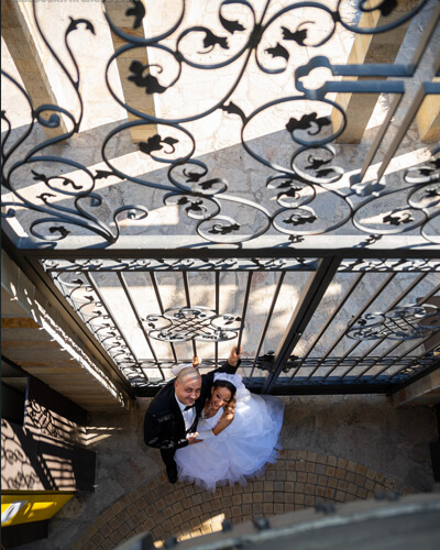 момент от фотографска фотосесия на младоженци