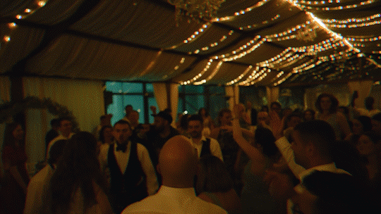 видео на танцуващи хора на сватба